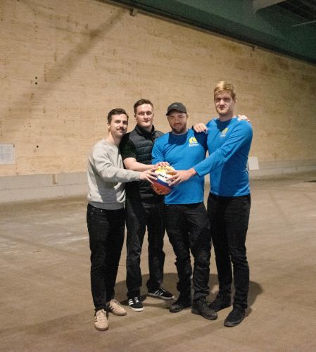 Bild på kille som ska ta emot en boll