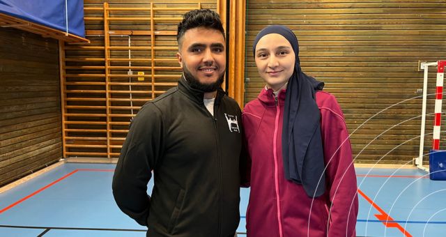 Kille med hörlurar spelar på en datorskärm