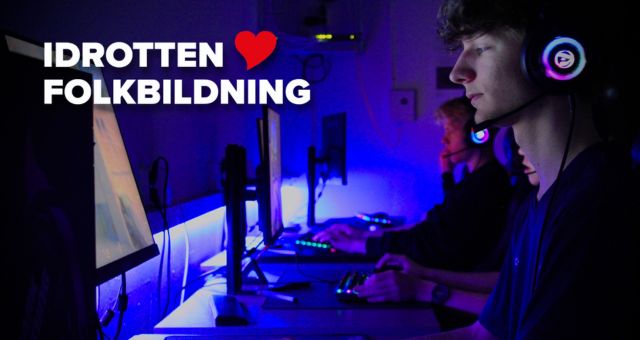 Kille med hörlurar spelar på en datorskärm