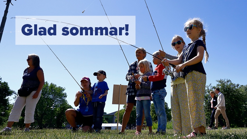 Tjejer som provar casting en fin sommardag.