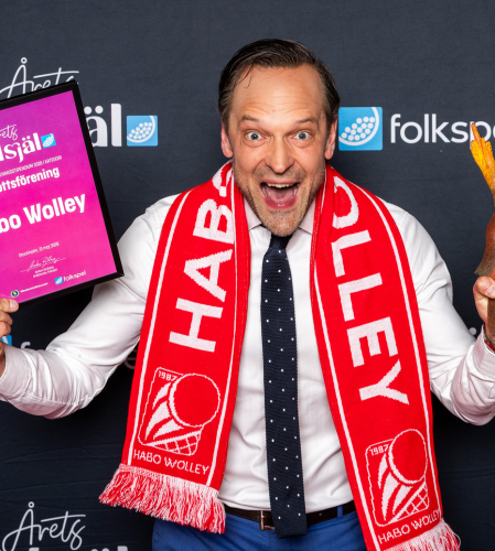 Man med Habo Wolley halsduk ler mot kamera