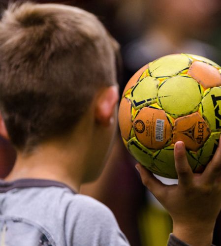 Bakhuvudet på ett barn som spelar handboll