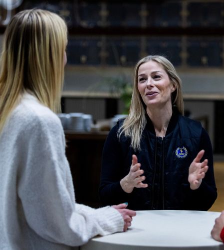 Kvinna talar med annan kvinna 