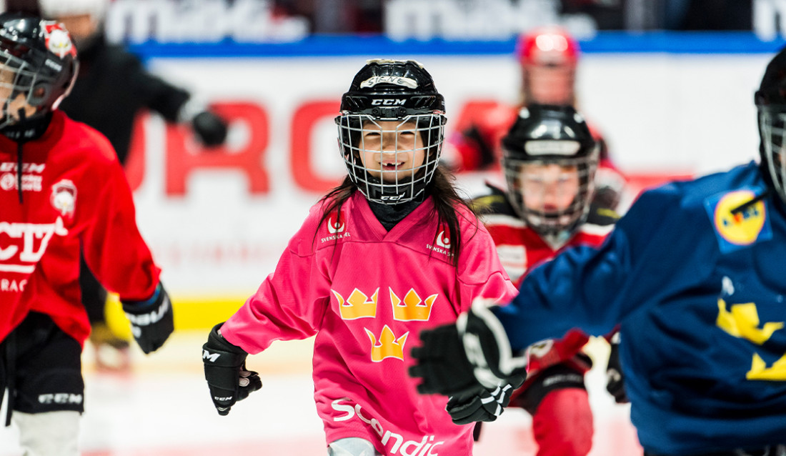 Barn som spelar hockey