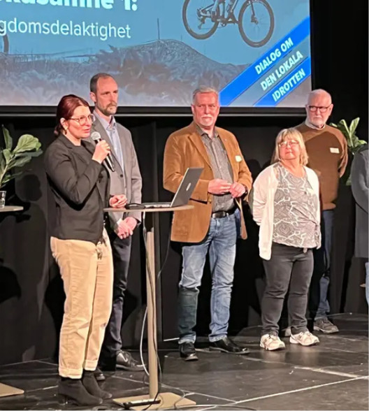 Politiker på scenen under Idrottsforum.