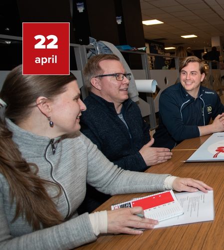 Pojke och  flicka står redo att springa på en löpbana utomhus.