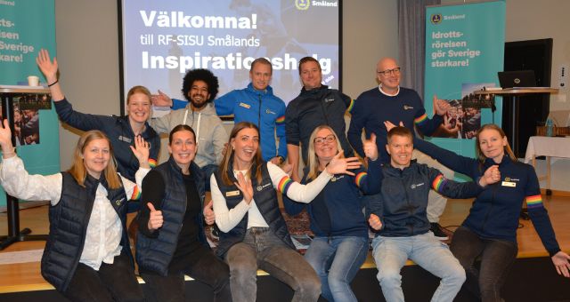 Idrottskonsulenter i Jönköpings län framför en storbildsskärm