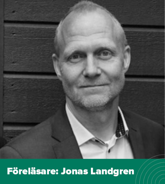 Två kvinnor som sitter och fikar och diskuterar.