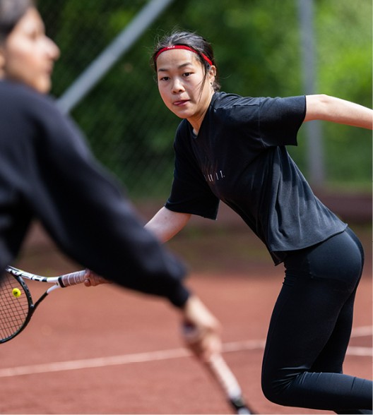 Bild på en kvinna som spelar tennis.