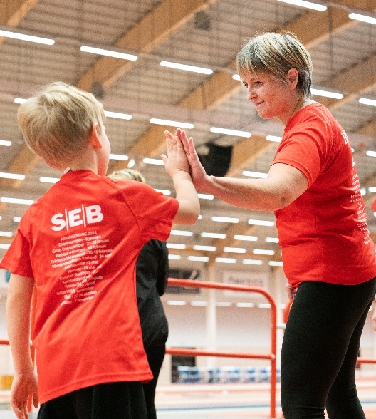Tränare som gör high-five med aktiv