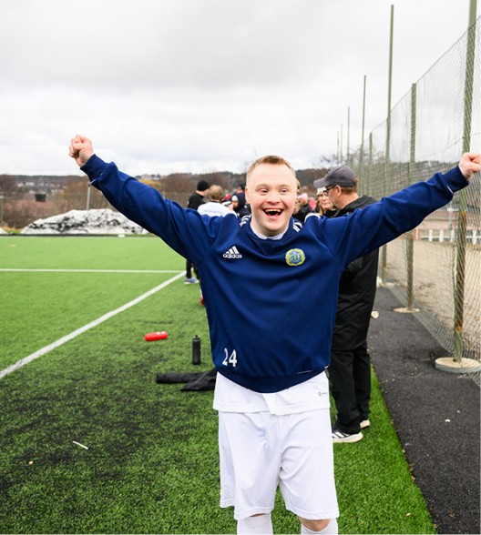 Bild på en kille på en fotbollsplan.