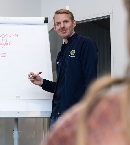 Bild på kille som skriver på ett blädderblock