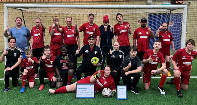 Nybro IF Stars i gruppbild framför ett fotbollsmål