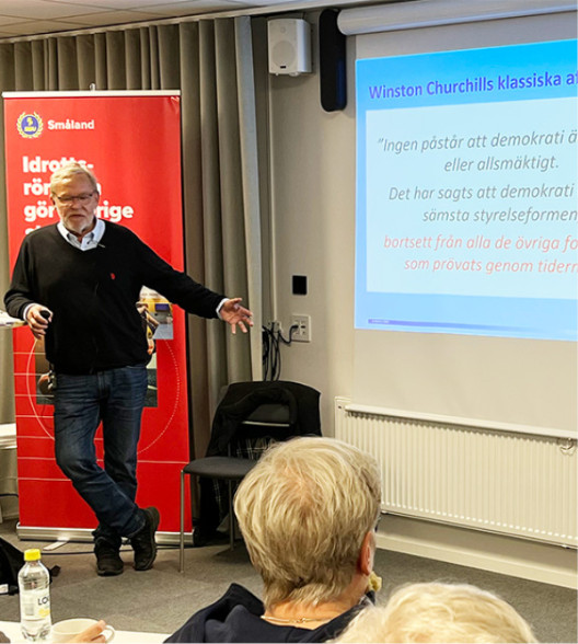 Christer Pallin föreläser i ett konferensrum.