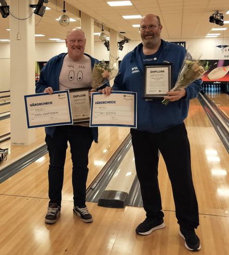 Bild på två män i en bowlinghall som håller i varsitt diplom och värdecheck