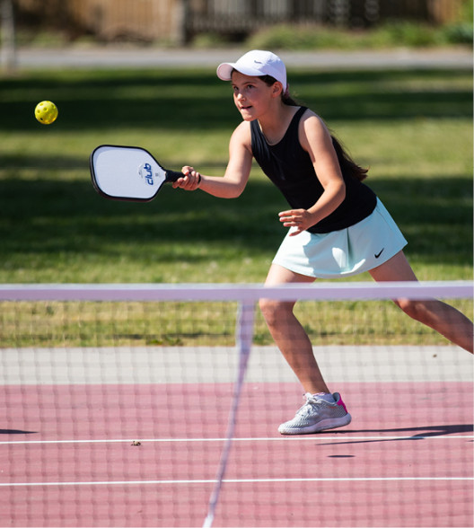 Tjej som spelar pickleball