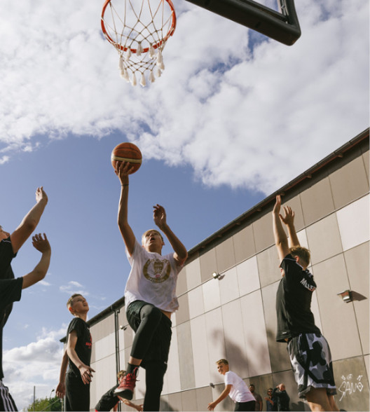 Killar som spelar basket