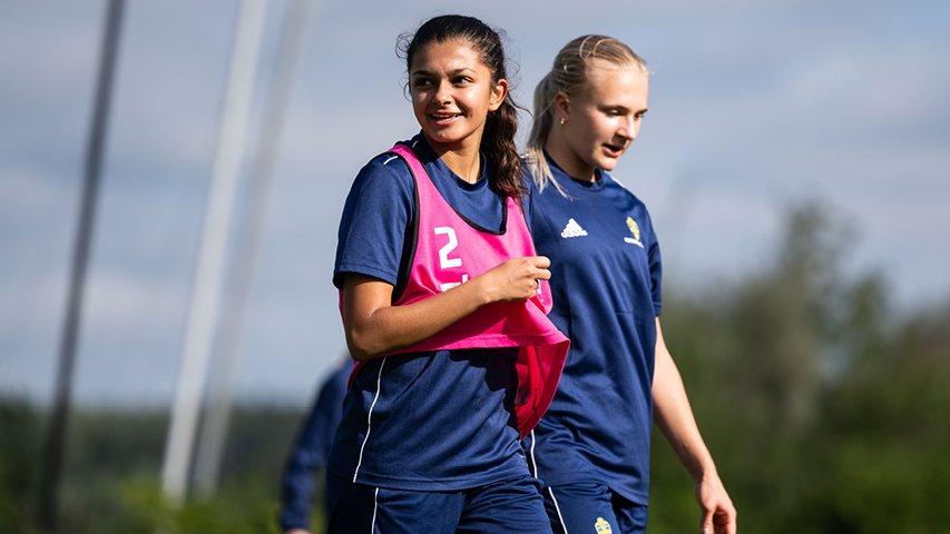 Två tjejer som spelar fotboll