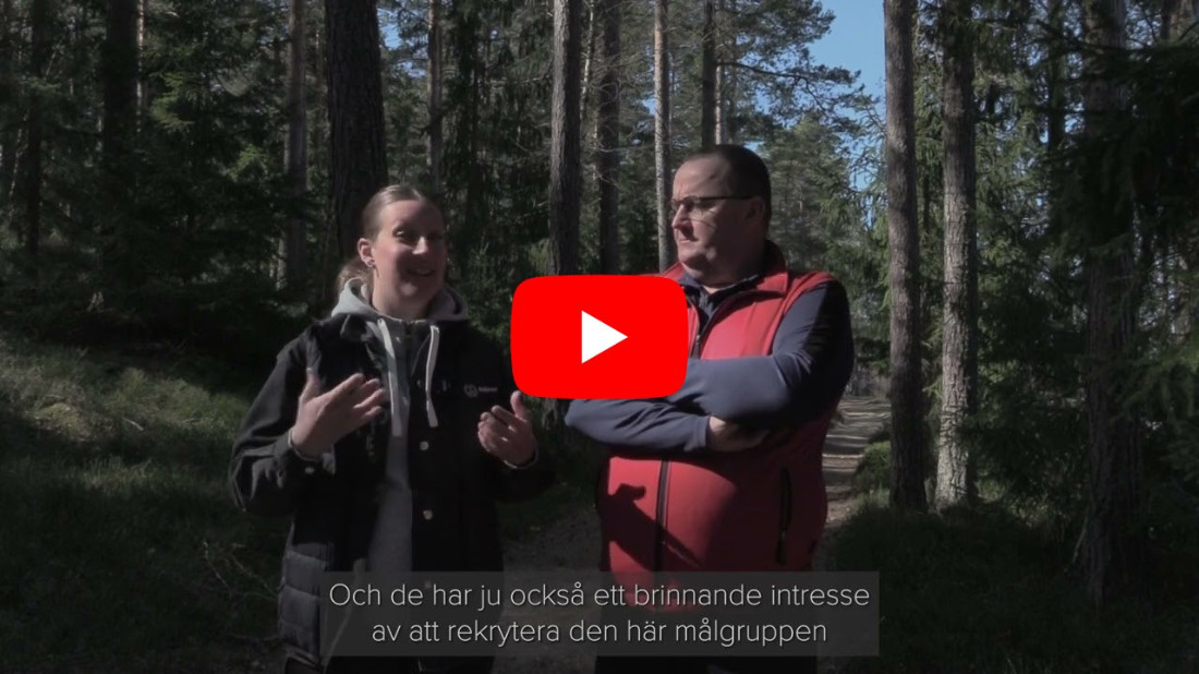 En idrottskonsulent och en fritidsledare står i en skog och pratar om Idrottsskolan 65+ i Tranås